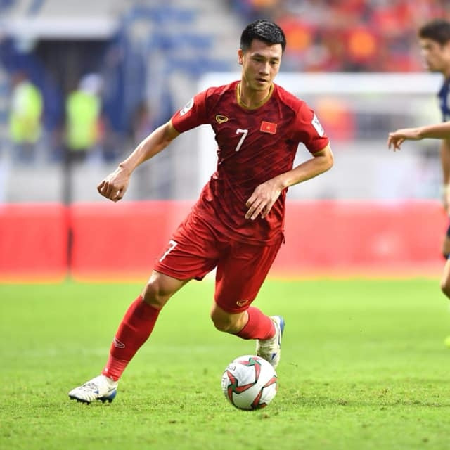 Nguyễn Huy Hùng (sinh năm 1992), thuộc biên chế CLB QNK Quảng Nam cũng là một trong những chàng cầu thủ điển trai quê ở Đông Anh. Huy Hùng được đánh giá là người có lối chơi thông minh và khá linh hoạt.