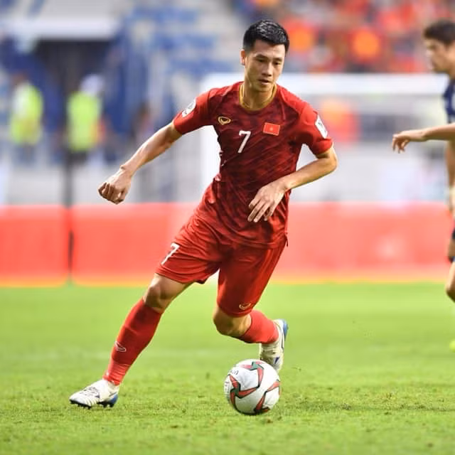 Nguyễn Huy Hùng (sinh năm 1992), thuộc biên chế CLB QNK Quảng Nam cũng là một trong những chàng cầu thủ điển trai quê ở Đông Anh. Huy Hùng được đánh giá là người có lối chơi thông minh và khá linh hoạt.