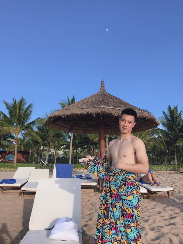 Bên ngoài, Huy Hùng là một "vừa muối" đích thực, trái ngược hoàn toàn so với vẻ ngoài hiền lành của anh. Chàng cầu thủ thường xuyên biến các đồng đội trở thành "nạn nhân" của những trò đùa quái dị.