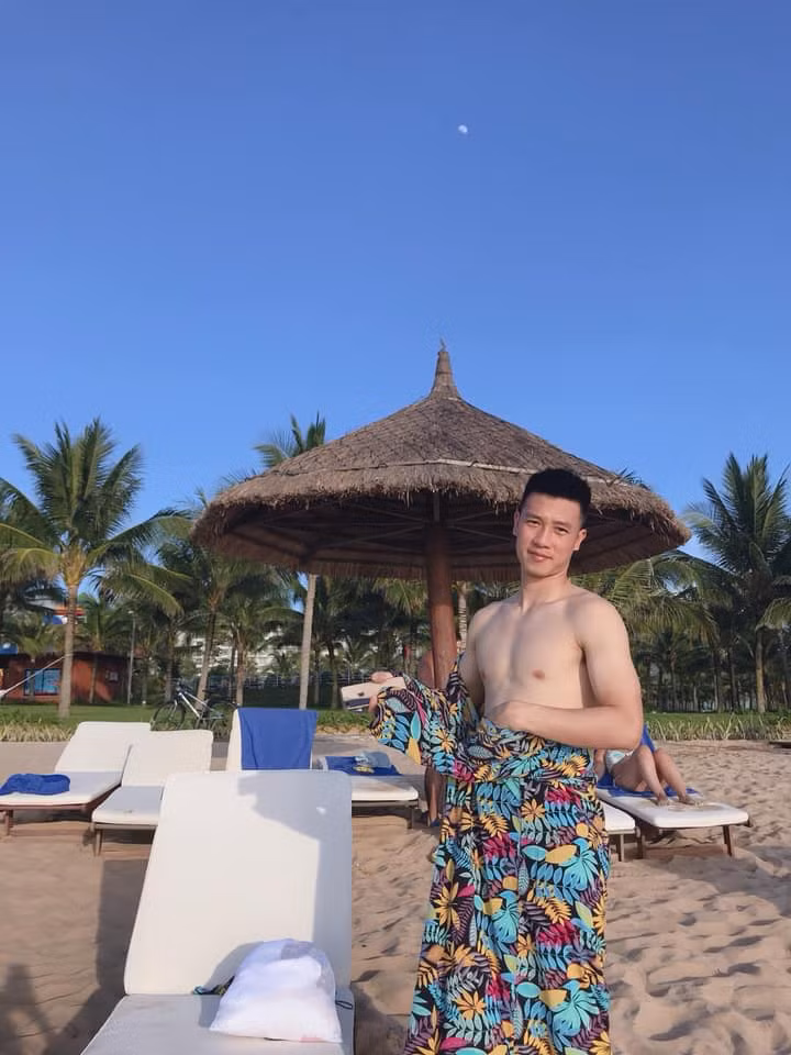 Bên ngoài, Huy Hùng là một "vừa muối" đích thực, trái ngược hoàn toàn so với vẻ ngoài hiền lành của anh. Chàng cầu thủ thường xuyên biến các đồng đội trở thành "nạn nhân" của những trò đùa quái dị.