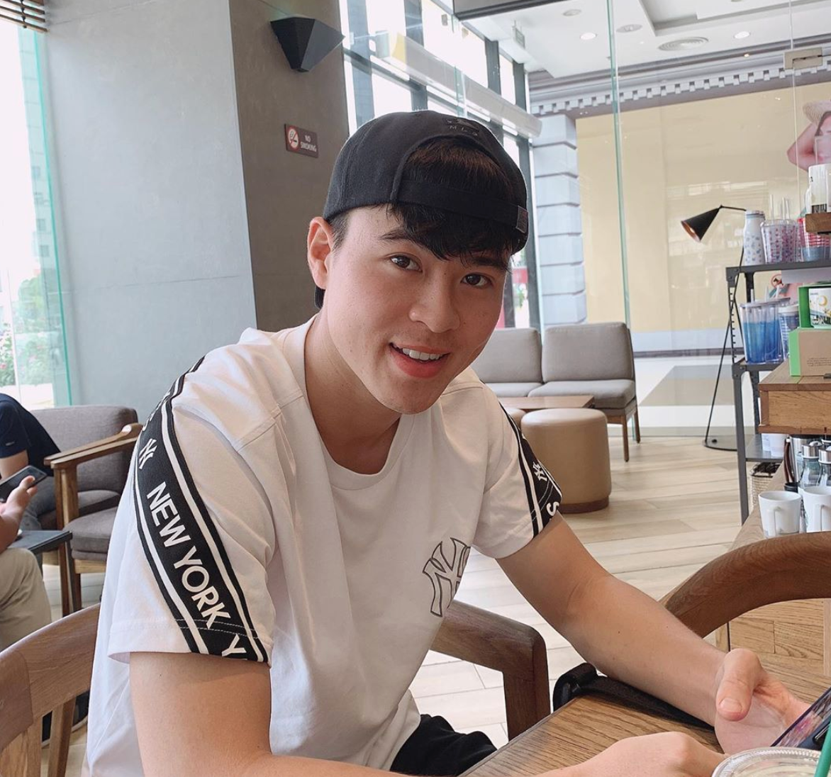 Bên ngoài, Mạnh được đồng đội nhận xét là hiền lành, dễ gần, khác hẳn với gương mặt "gắt" trên sân. Chàng trai sinh năm 1996 cũng nổi tiếng là chiều chuộng và yêu thương bạn gái Quỳnh Anh.