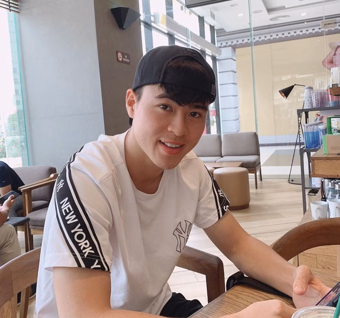 Bên ngoài, Mạnh được đồng đội nhận xét là hiền lành, dễ gần, khác hẳn với gương mặt "gắt" trên sân. Chàng trai sinh năm 1996 cũng nổi tiếng là chiều chuộng và yêu thương bạn gái Quỳnh Anh.