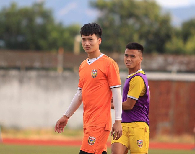 Sinh năm 1999, Dương Tùng Lâm là minh chứng rõ nhất cho "định luật" Bùi Tiến Dũng rằng đã là thủ môn thì ai cũng đẹp trai. Anh chàng hiện đang rất được kỳ vọng rằng sẽ góp mặt trong danh sách được HLV Park Hang-seo triệu tập để chuẩn bị cho SEA Games sắp tới.