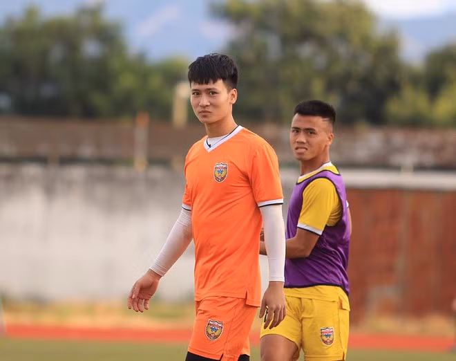 Sinh năm 1999, Dương Tùng Lâm là minh chứng rõ nhất cho "định luật" Bùi Tiến Dũng rằng đã là thủ môn thì ai cũng đẹp trai. Anh chàng hiện đang rất được kỳ vọng rằng sẽ góp mặt trong danh sách được HLV Park Hang-seo triệu tập để chuẩn bị cho SEA Games sắp tới.