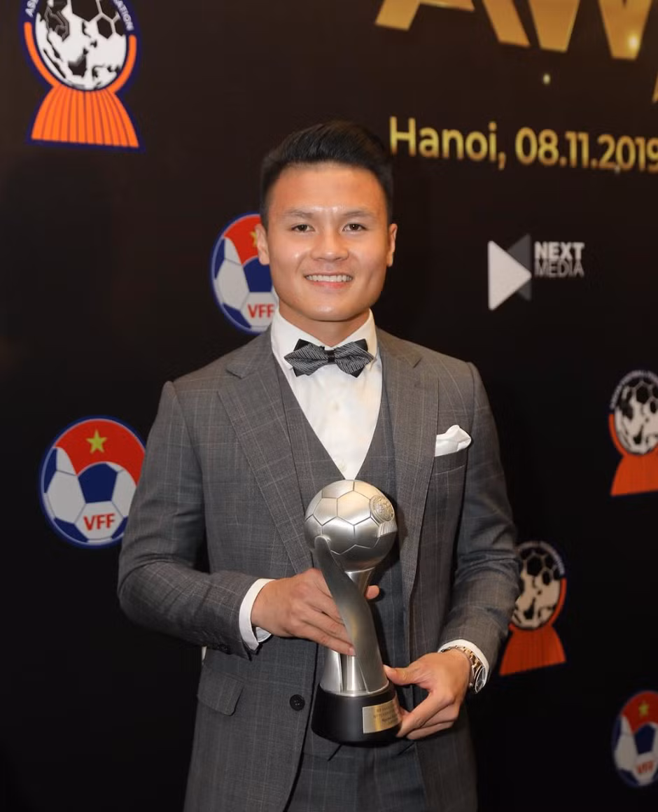 Sở hữu ngoại hình có phần thấp bé so với các đồng đội nhưng Nguyễn Quang Hải có lối chơi cực kỳ kỹ thuật, phản ứng bóng nhanh và khả năng dứt điểm tốt. Anh chàng được người hâm mộ gọi vui với cái tên "Messi Đông Anh".