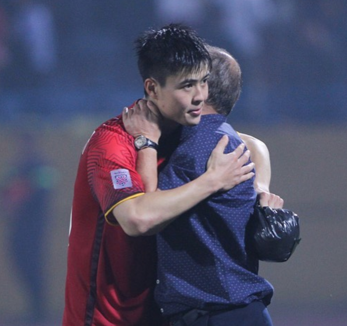 Không chỉ có phong độ thi đấu cực kỳ ổn định, là nhân tố quan trọng trong đội hình của tuyển Việt Nam, Duy Mạnh - đồng hương của Quang Hải còn sở hữu một khuôn mặt đẹp trai, thư sinh. Anh chàng được nhiều người gọi với cái tên "Mạnh gắt" bởi những pha va chạm và "thách thức" đối thủ cực ngầu trên sân cỏ.