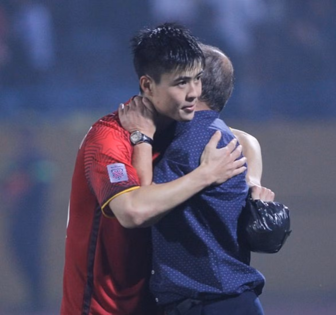 Không chỉ có phong độ thi đấu cực kỳ ổn định, là nhân tố quan trọng trong đội hình của tuyển Việt Nam, Duy Mạnh - đồng hương của Quang Hải còn sở hữu một khuôn mặt đẹp trai, thư sinh. Anh chàng được nhiều người gọi với cái tên "Mạnh gắt" bởi những pha va chạm và "thách thức" đối thủ cực ngầu trên sân cỏ.