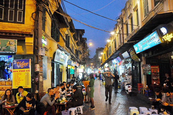 Để tiếp thêm sức lực sau khi "mệt nghỉ" tại các điểm tụ điểm ăn chơi, con phố Tạ Hiện với muôn vàn món ăn vặt sẽ là lựa chọn hoàn hảo. Ảnh: vemaybay5giay.vn 