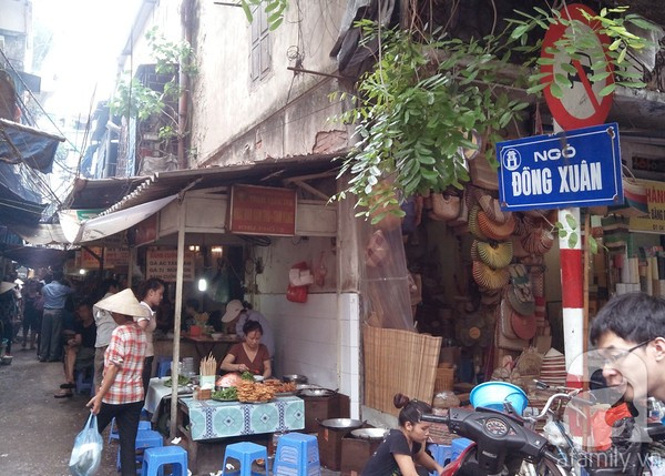 Ngoài ra, ngõ chợ Đồng Xuân cũng là điểm đến thú vị cho những ai muốn thử chuẩn vị ẩm thực Hà Thành. Ảnh: chodongxuan.org