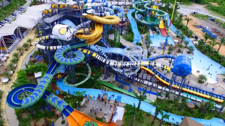 Dù tiết trời sang thu nhưng còn oi nóng. Nếu ở lại Hà Nội dịp lễ 2/9, công viên nước Hồ Tây sẽ là lựa chọn giải nhiệt lý tưởng. Ảnh:dulichtoday.vn