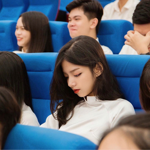 Phan Thị Minh Hằng (sinh năm 2001) cũng là hot girl nổi lên nhờ bức ảnh chụp lén góc nghiêng không chê vào đâu được của cô nàng. Hằng là cựu học sinh chuyên Văn của THPT chuyên Võ Nguyên Giáp, Quảng Bình và hiện là sinh viên ĐH Kinh tế Quốc dân, Hà Nội.