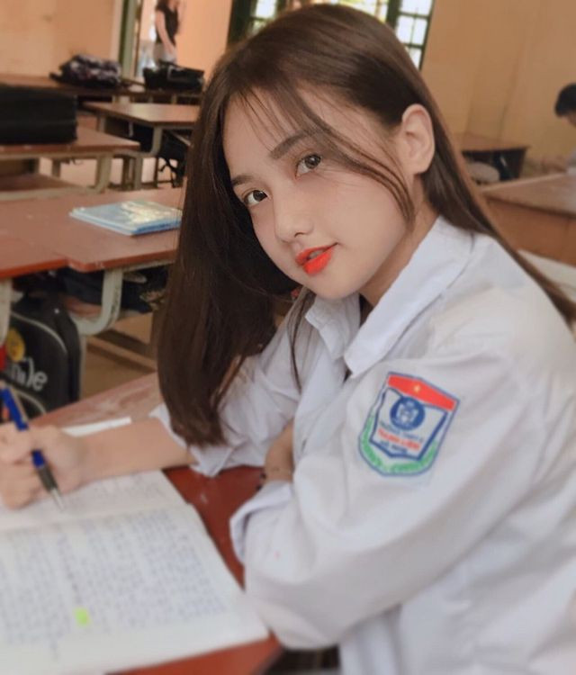 Với đôi mắt to tròn, khuôn miệng duyên và sống mũi cao, nữ sinh quê Hà Nam bị nhầm là con lai nhưng Hằng cho biết cô nàng có bố mẹ đều là người Việt.