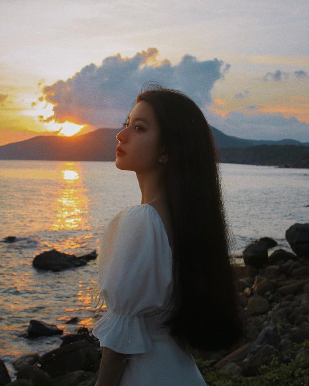 Bâu là hot girl đã quá nổi tiếng, nhan sắc của cô nàng được xếp vào hàng cực phẩm. Đương nghiên với một gương mặt hoàn hảo thì góc chụp nào của hot girl cũng đẹp chứ không riêng gò góc nghiêng.