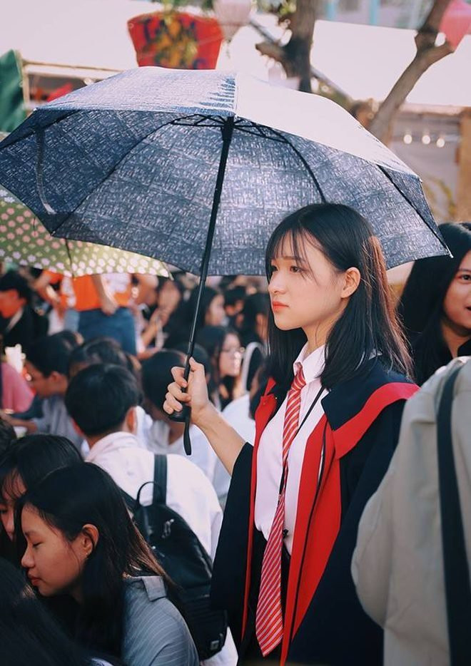 Do quá xinh trong góc chụp này nên cô nàng được cộng đồng mạng gọi với cái tên hot girl góc nghiêng.