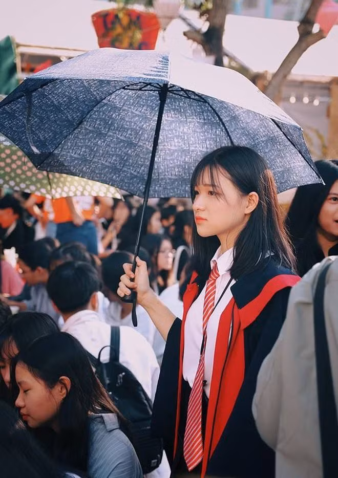 Do quá xinh trong góc chụp này nên cô nàng được cộng đồng mạng gọi với cái tên hot girl góc nghiêng.