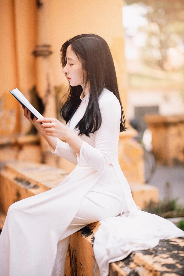 Hứa Thị Quỳnh, 21 tuổi, sinh viên ngành Báo chí, trường Đại học Khoa học Xã hội và Nhân văn Hà Nội sở hữu nhan sắc ngọt ngào, sống mũi cực cao thế nên góc nghiêng của cô nàng cũng hút hồn, khiến ai nhìn cũng tan chảy.