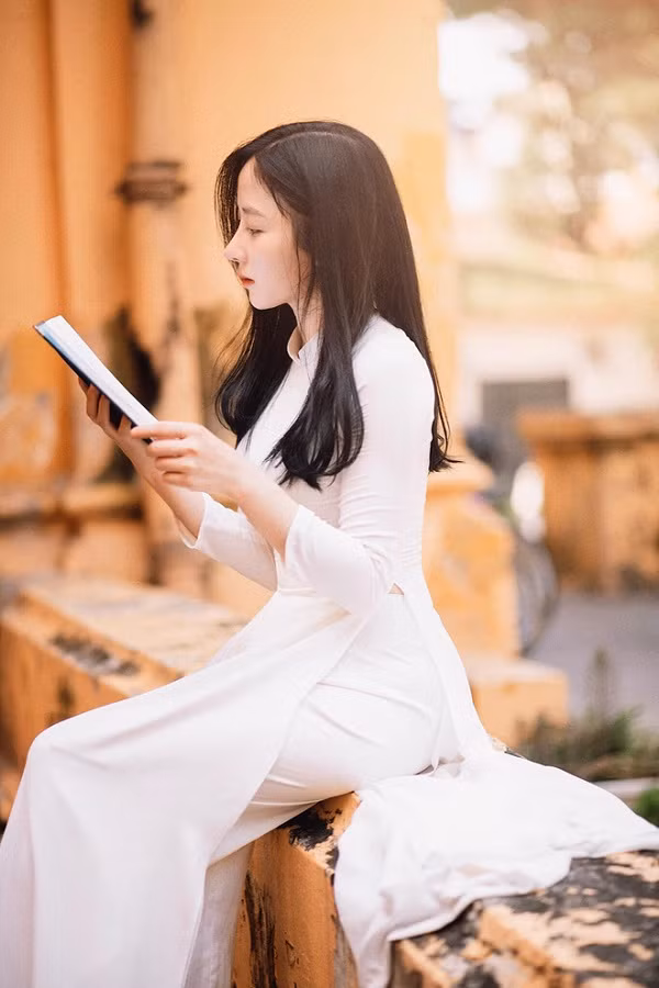 Hứa Thị Quỳnh, 21 tuổi, sinh viên ngành Báo chí, trường Đại học Khoa học Xã hội và Nhân văn Hà Nội sở hữu nhan sắc ngọt ngào, sống mũi cực cao thế nên góc nghiêng của cô nàng cũng hút hồn, khiến ai nhìn cũng tan chảy.