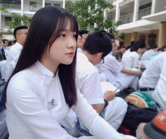 Cách đây không lâu, hình ảnh nữ sinh nữ sinh Vũ Thanh Tâm, 17 tuổi, đang học tại Đà Nẵng mặc áo dài trắng sở hữu góc nghiêng thần thánh được nhiều fanpage trên mạng xã hội đăng tải khiến nhiều người phát sốt vì qúa xinh đẹp.