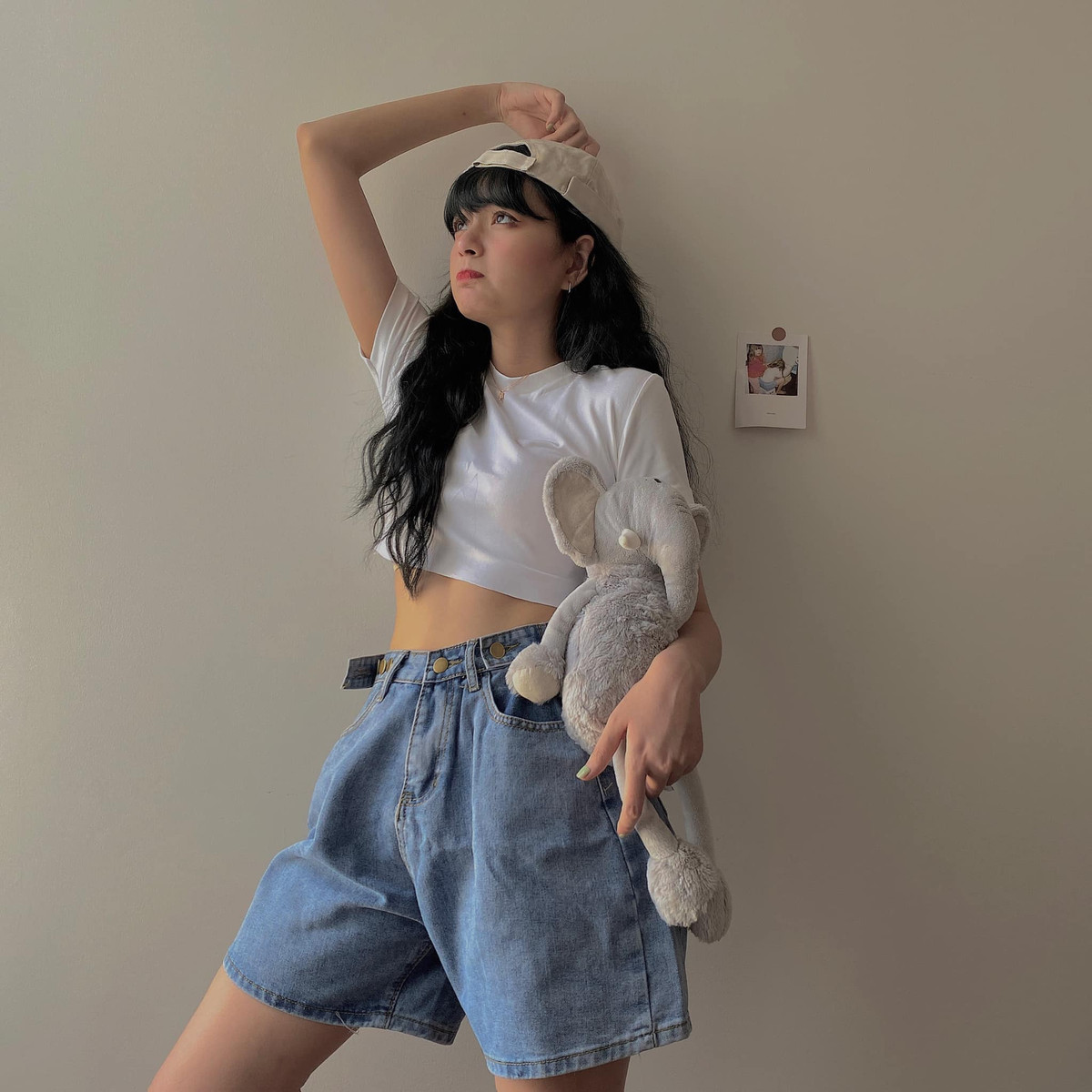 Với mái tóc sáng màu bồng bềnh, gương mặt khả ái cùng đôi mắt trong, nhìn cô bạn này vừa có nét baby dễ thương, lại vừa có chút quyến rũ.