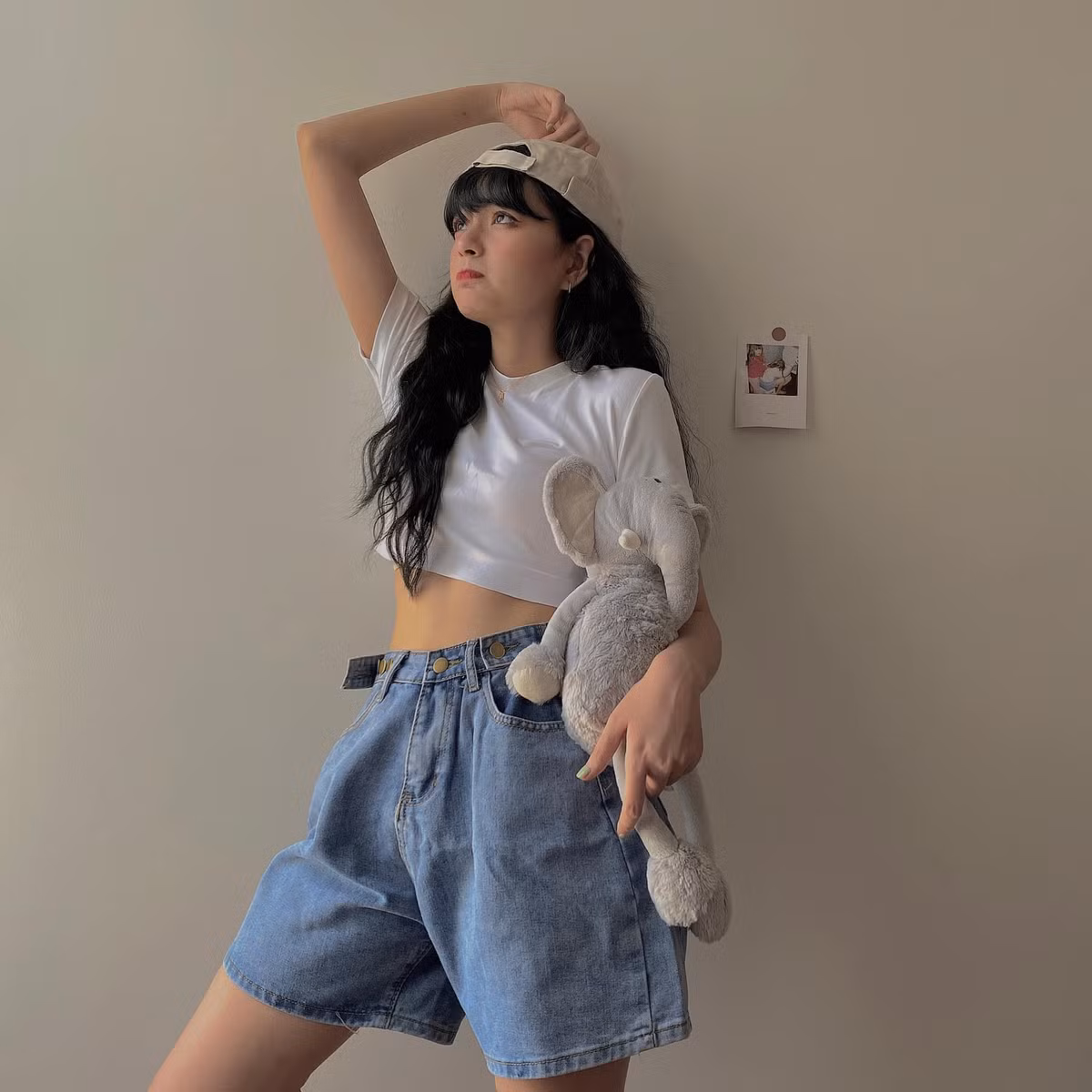 Với mái tóc sáng màu bồng bềnh, gương mặt khả ái cùng đôi mắt trong, nhìn cô bạn này vừa có nét baby dễ thương, lại vừa có chút quyến rũ.