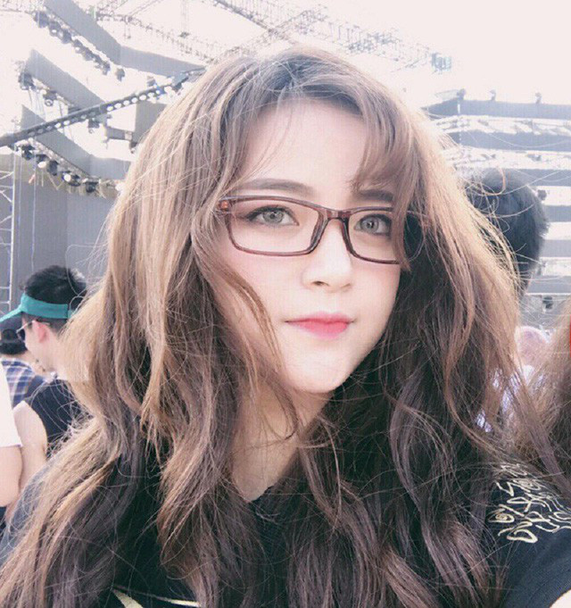 Từ bé, Linh được thừa hưởng gen mũi cao của gia đình nên khi lớn lên, khuôn mặt có nhiều nét giống lai Tây.