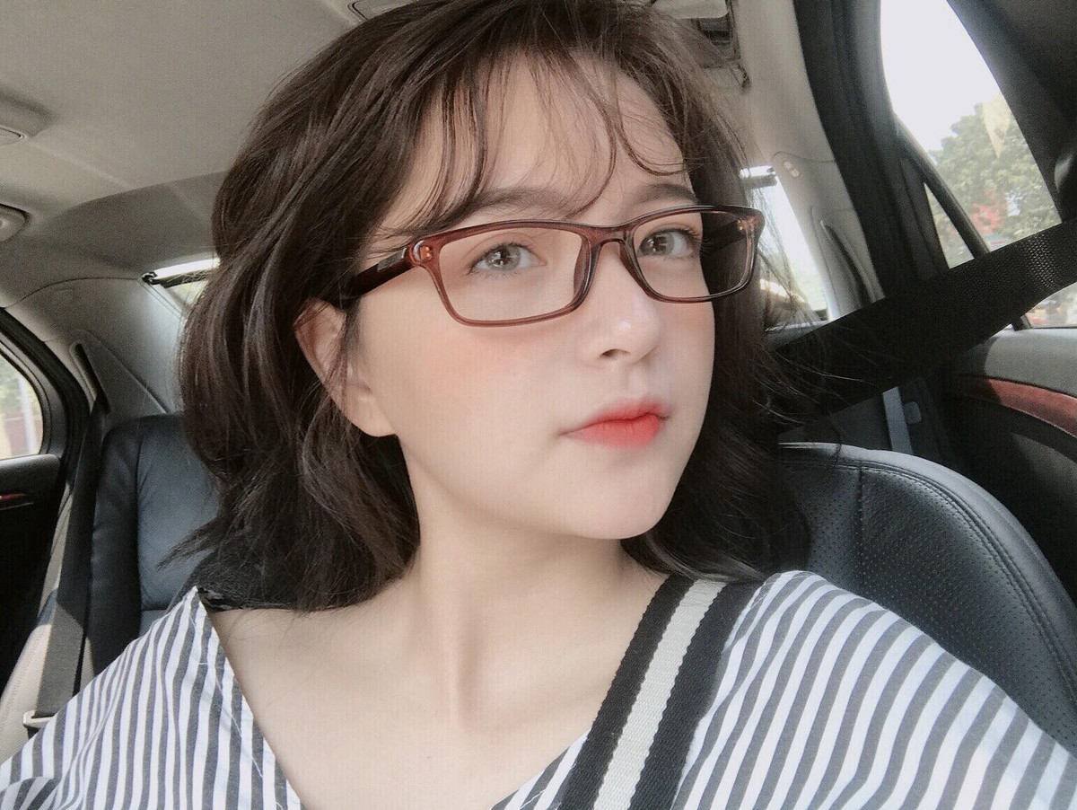 Cùng với chiều cao vượt trội 1m70, nữ sinh 9X này dễ dàng tạo được sự chú ý với người đối diện từ những giây đầu tiên.