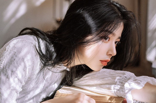 Cô nàng cũng từng xuất hiện trên nhiều mặt báo vì nhan sắc cực kỳ nổi trội của mình. Nữ sinh Đại học Kinh tế Quốc dân sở hữu đôi mắt to tròn, sống mũi cao và môi căng mọng.