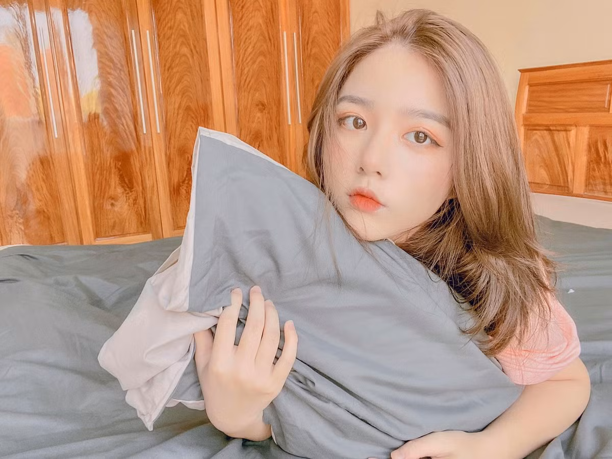 Bên cạnh đó, hot girl cũng tự học cách trang điểm trên mạng để khiến bản thân trở nên thu hút hơn.