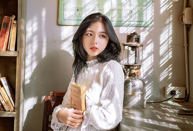 Sở hữu nhan sắc xinh đẹp cực phẩm nhưng Phan Hằng không hề động chạm đến dao kéo. Vẻ ngoài cô có được là do đi niềng răng, có chế độ ăn hợp lý và biết cách chăm sóc da.