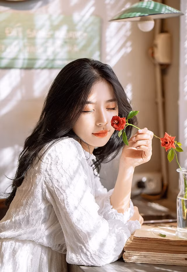 Hằng từng là học sinh rường THPT Chuyên Võ Nguyên Giáp, Quảng Bình. Hiện, cô bạn đang theo học chuyên ngành Khởi nghiệp và phát triển kinh doanh của Đại học Kinh tế quốc dân.