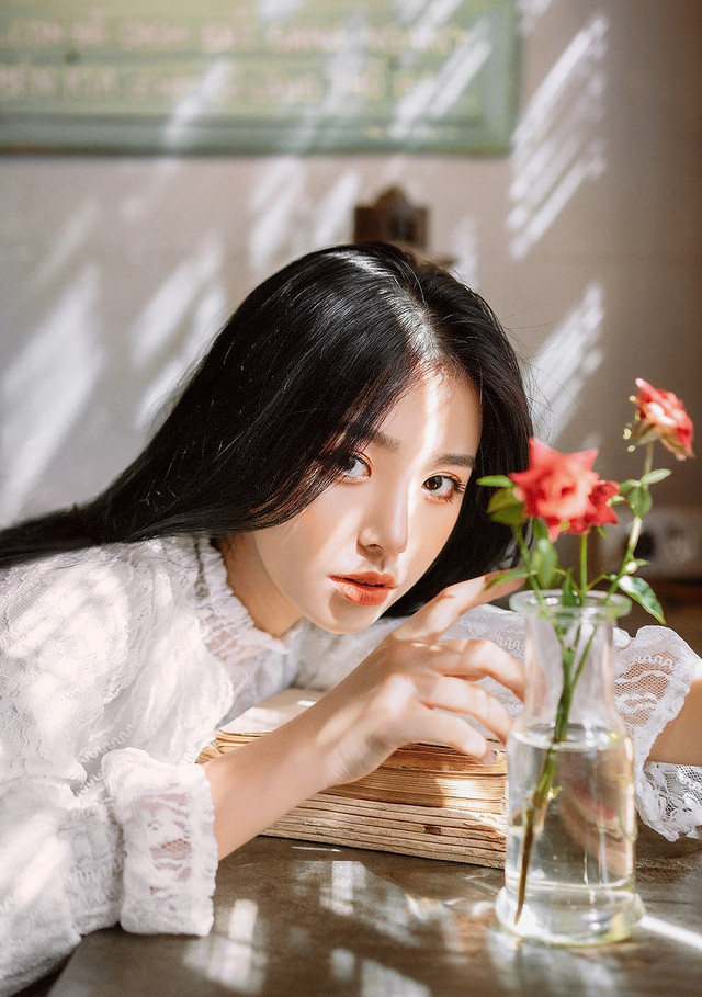 Khi đó, Phan Hằng đang diện áo dài trắng trong lễ khai giảng, khuôn mặt lơ đãng cực giống với hình tượng một nàng thơ học đường.