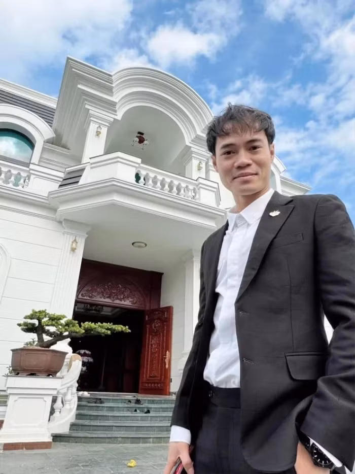 Không chỉ là 1 cầu thủ bóng đá tài năng, anh còn có nghề "tay trái" là kinh doanh thương hiệu thời trang cá nhân riêng.