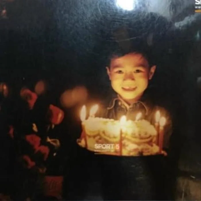 Mới đây nhân dịp sinh nhật tuổi 28, tiền đạo Nguyễn Văn Toàn đã đăng lại loạt hình ảnh đón sinh nhật bên gia đình. Nam cầu thủ cũng gợi lại những hình ảnh từ ngày bé khiến người hâm mộ không khỏi bật cười.