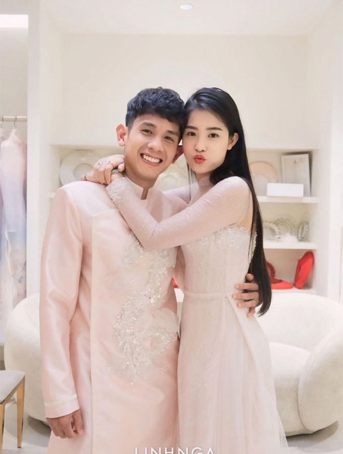 Dàn khách mời của Hồng Duy trong ngày vui dự kiến sẽ quy tụ dàn cầu thủ của đội tuyển quốc gia như Quang Hải, Đoàn Văn Hậu, Xuân Trường, Văn Thanh, Tuấn Anh. Đặc biệt, rất có khả năng sẽ có sự xuất hiện của người thầy Park Hang Seo.