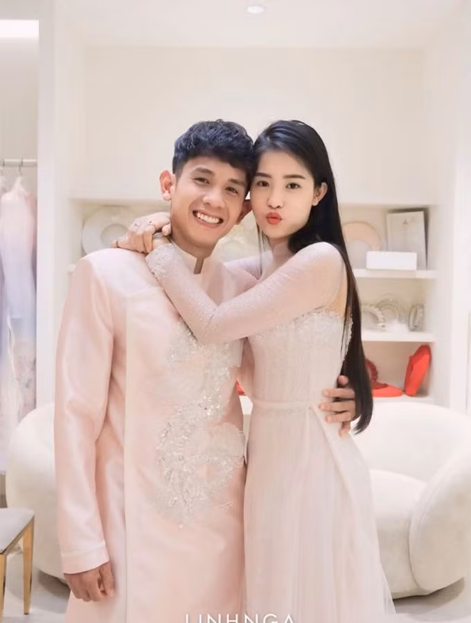 Dàn khách mời của Hồng Duy trong ngày vui dự kiến sẽ quy tụ dàn cầu thủ của đội tuyển quốc gia như Quang Hải, Đoàn Văn Hậu, Xuân Trường, Văn Thanh, Tuấn Anh. Đặc biệt, rất có khả năng sẽ có sự xuất hiện của người thầy Park Hang Seo.