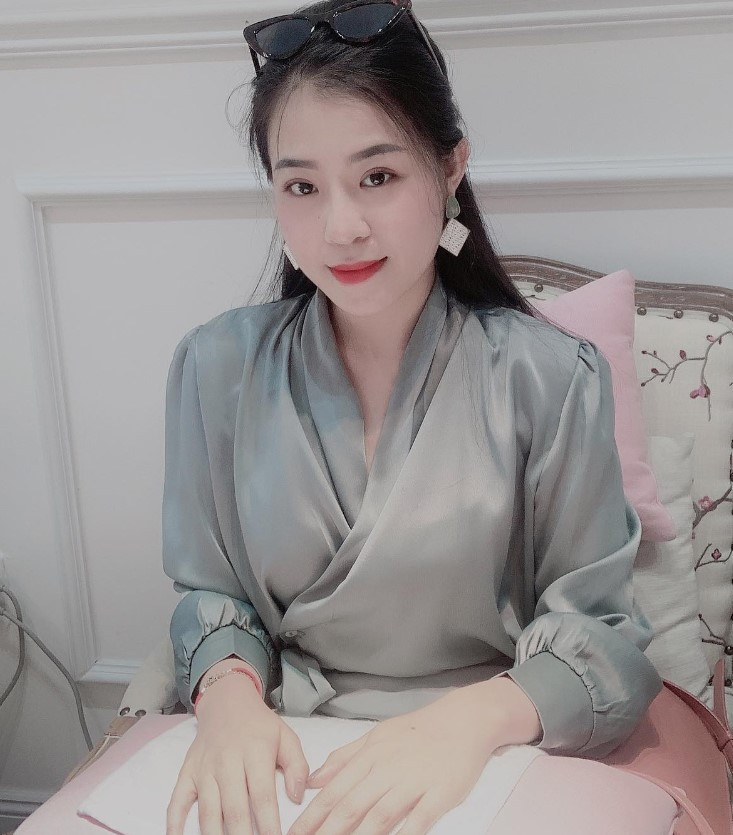 Trong cuộc sống đời thường, Kiều Oanh luôn xuất hiện với hình ảnh giản dị, mộc mạc. Người đẹp sở hữu tính cách thân thiện, đáng yêu và tỏa ra nguồn năng lượng tích cực với mọi người xung quanh.