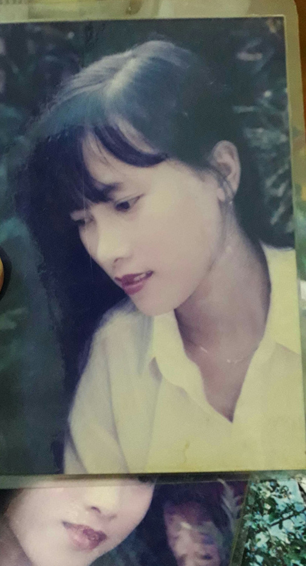 Mắt hai mí rõ ràng, sống mũi cao thẳng cùng đôi môi trái tim đúng chuẩn nét đẹp phụ nữ Á Đông đây chứ đâu. Không những thế, từ thời xưa đã để mái bằng búp bê thế này chắc hẳn cô sành điệu lắm đây.