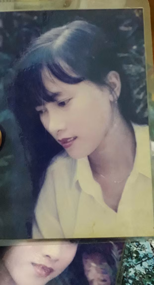 Mắt hai mí rõ ràng, sống mũi cao thẳng cùng đôi môi trái tim đúng chuẩn nét đẹp phụ nữ Á Đông đây chứ đâu. Không những thế, từ thời xưa đã để mái bằng búp bê thế này chắc hẳn cô sành điệu lắm đây.