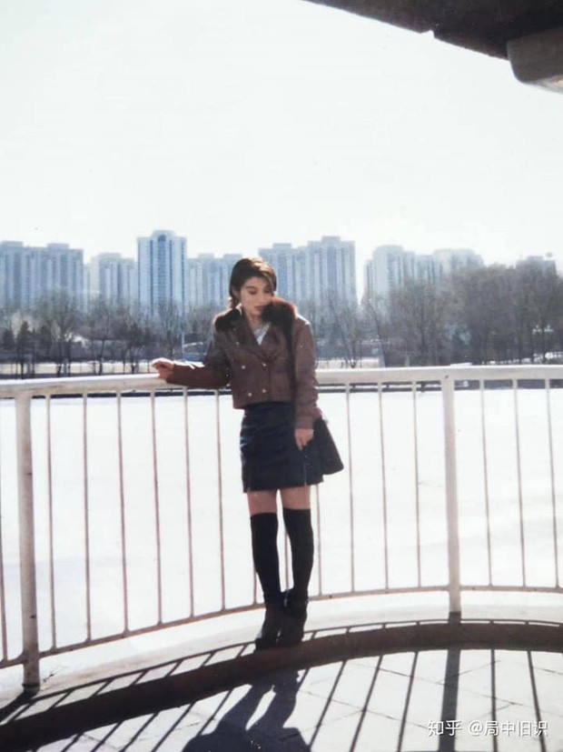 Sau trào lưu này mới biết, thời xưa vẫn chưa có công nghệ chỉnh sửa ảnh, make-up chưa quá phát triển thì bố mẹ chúng ta xinh đẹp và sành điệu như thế nào. Ăn mặc hiện đại với váy ngắn, áo da và boot cao cổ thế này chắc chắn là tiểu thư con nhà giàu đây.