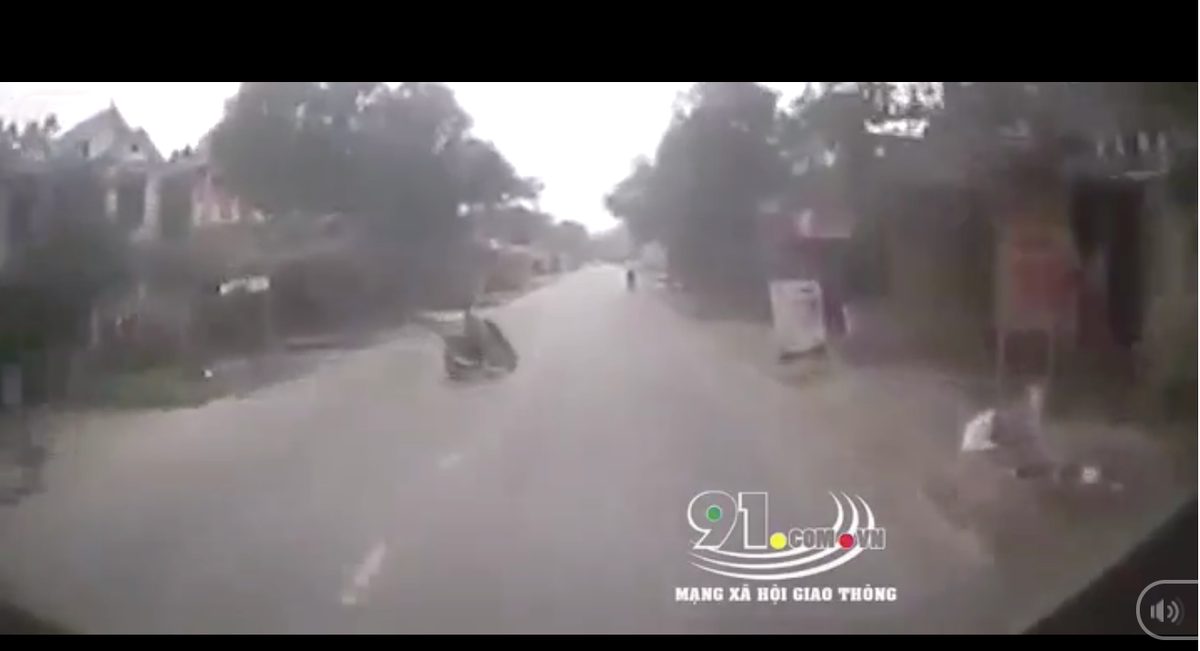 Sang duong kieu “mu mat”, “ninja Lead” khien xe tai mat lai dam vao nha dan