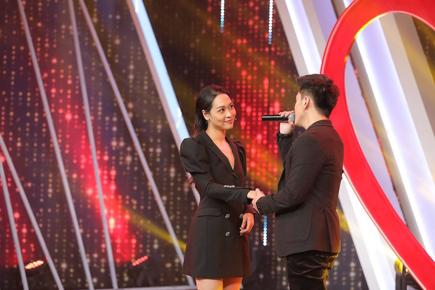 Các nhân vật tham gia gameshow hẹn hò này thường sẽ được "săn lùng" thông tin cá nhân sau khi chương trình lên sóng, tuy nhiên với Phương Linh không ai có thể tìm được Facebook của cô nàng.