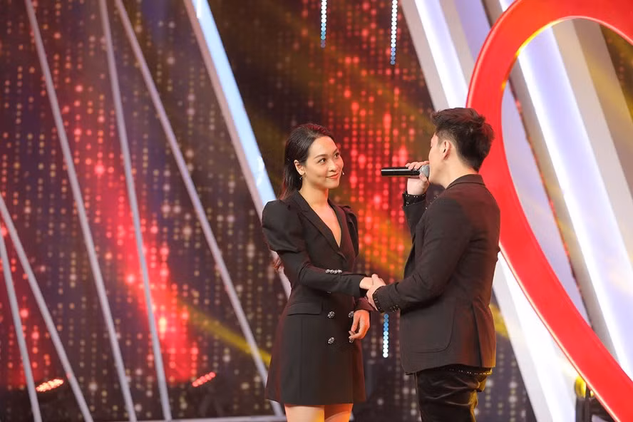 Các nhân vật tham gia gameshow hẹn hò này thường sẽ được "săn lùng" thông tin cá nhân sau khi chương trình lên sóng, tuy nhiên với Phương Linh không ai có thể tìm được Facebook của cô nàng.