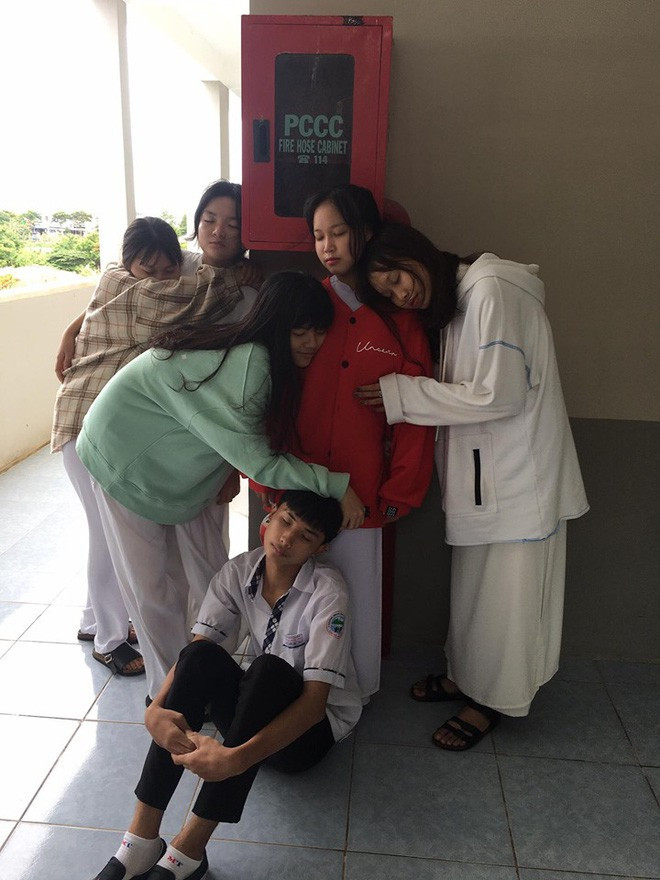 Với thông điệp "áp lực học hành", bộ ảnh này từ đầu tới cuối chỉ toàn là hình ảnh những học sinh cuối cấp "rũ rười rượi" vì bài vở. Nào là ngã vật trên lan can cầu thang, khuỵu gối trước cửa lớp, tóc tai thì rối bời bởi núi bài tập trên đầu.