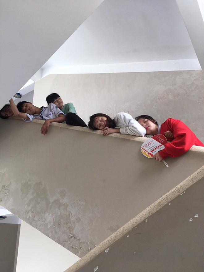 Thêm nữa, biểu cảm mệt mỏi và nét mặt lờ đờ như thiếu ngủ của nhóm học sinh đã khiến bộ ảnh càng trở nên chân thực hơn.