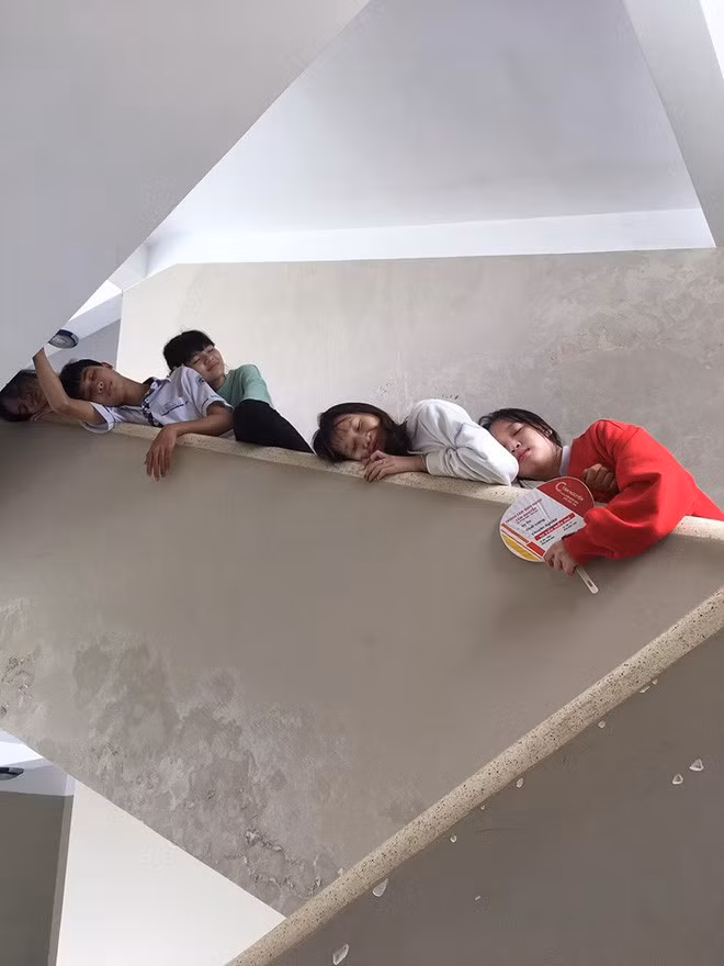 Thêm nữa, biểu cảm mệt mỏi và nét mặt lờ đờ như thiếu ngủ của nhóm học sinh đã khiến bộ ảnh càng trở nên chân thực hơn.