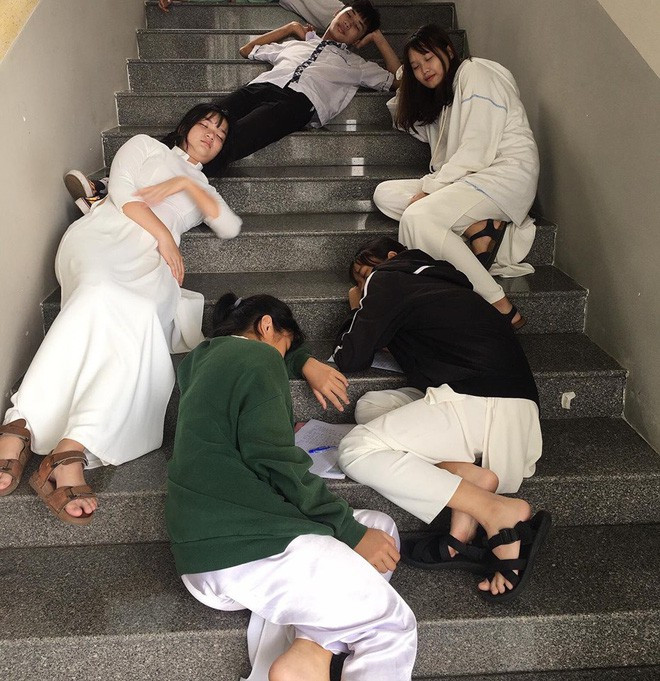 Bộ ảnh chẳng hề được đầu tư cầu kì mà vẫn vang lên tiếng than khắp mạng xã hội của học trò mùa thi cử.