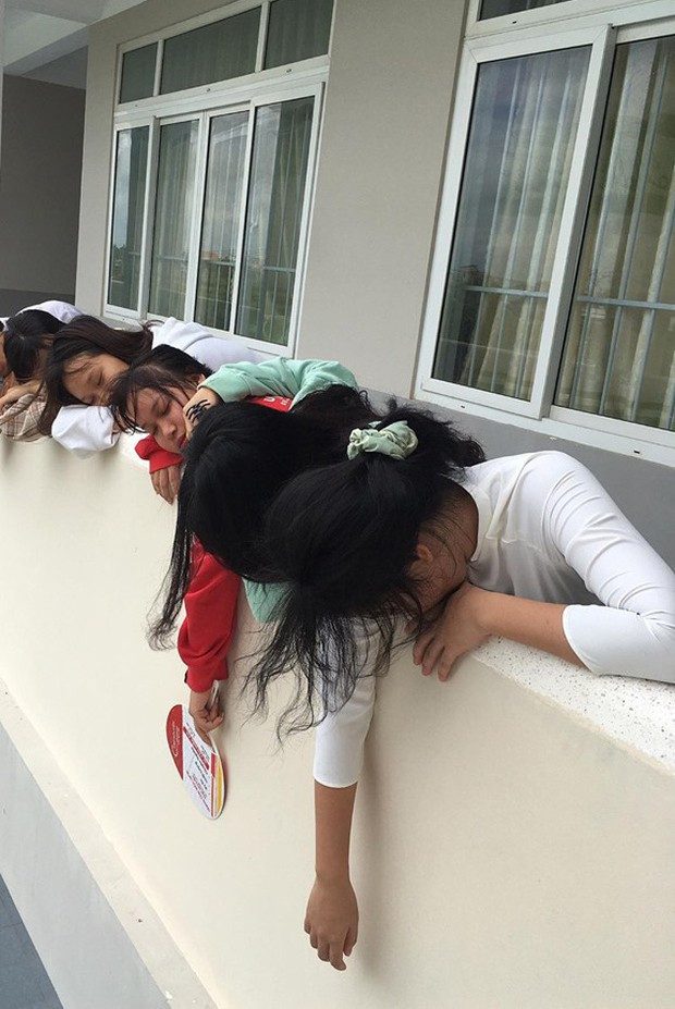 Để diễn tả cho mức độ "vật vã" của mình trước kỳ thi "nóng như chảo lửa", cậu bạn Thành Thái - học sinh lớp 10 trường Long Hải (Bà Rịa - Vũng Tàu) đã cùng nhóm bạn thân thực hiện một bộ ảnh siêu thú vị mà khi đăng lên hội nhóm mạng xã hội đã nhận về hàng chục nghìn lượt yêu thích và bình luận.