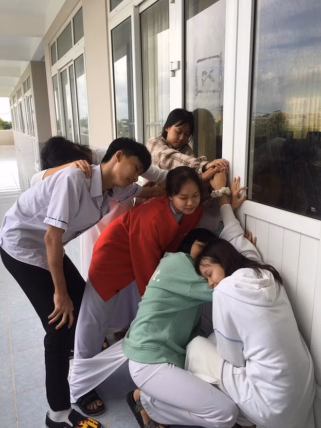 Địa điểm chụp là ngay trong trường với những góc siêu thân thuộc như cầu thang, sân trường, hành lang... nên chỉ mất tầm 2 tiếng để hoàn thiện.