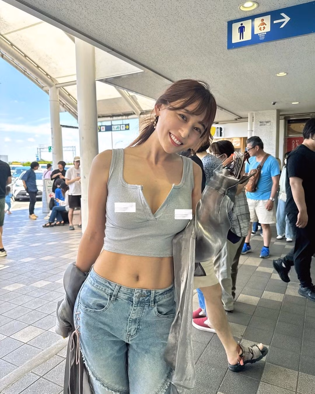 Dù đi cafe với bạn, hay ở sân bay.