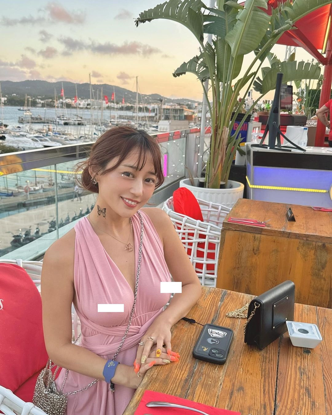 Cô nàng không mặc áo ngực trong bất kì tình huống nào.